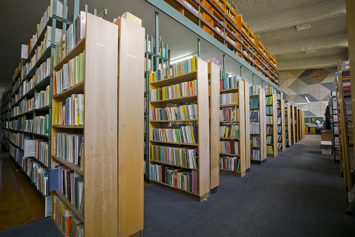 Zdjęcie regałów w magazynie biblioteki