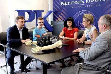 Grzesiu dostał nową protezę rąk