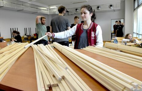 Studenci budują wieże, komisja sprawdzi ich wytrzymałość