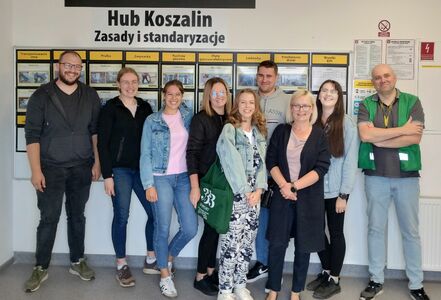 Studenci podczas zajęć terenowych poznawali proces dystrybucji towarów 