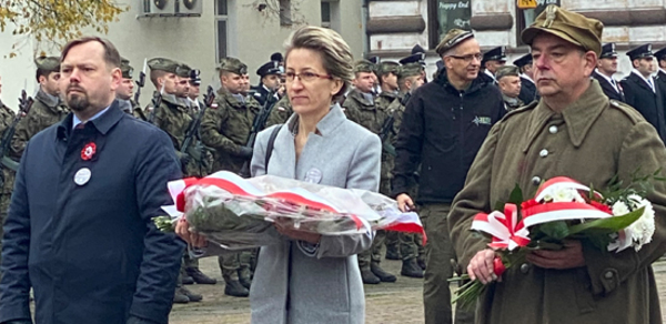Przedstawiciele uczelni złożyli kwiaty pod pomnikiem w dniu Narodowego Święta Niepodległości