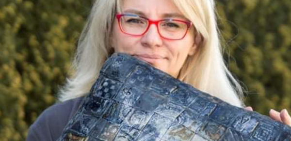 Praca prof. Moniki Zawierowskiej-Łozińskiej na wystawie w nowej galerii 