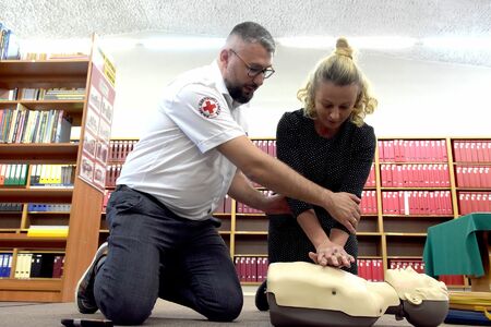 O pierwszej pomocy ze słuchaczami Uniwersytetu Trzeciego Wieku 