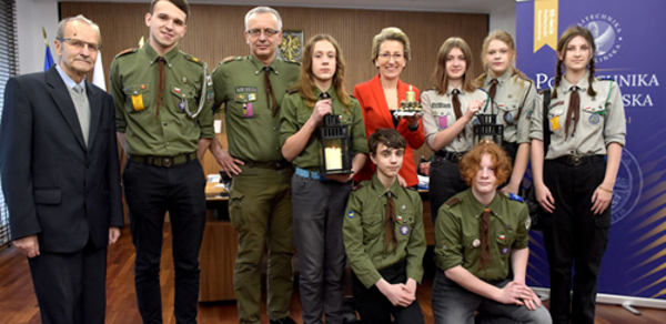 ,,Czyńmy Pokój" - Betlejemskie Światło Pokoju dotarło do Politechniki Koszalińskiej