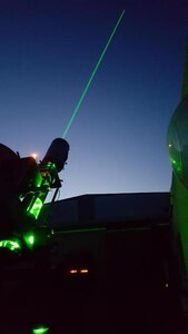 Studenci geodezji wykonują pomiary laserowe do satelitów i śmieci kosmicznych