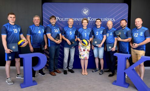 Gratulacje dla uczelnianej drużyny piłki siatkowej