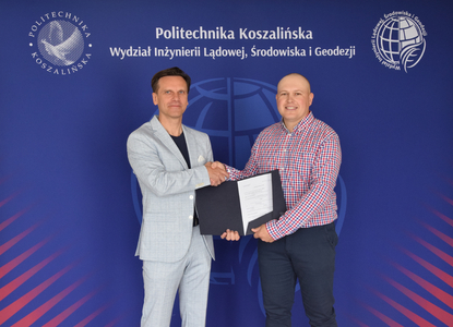 W środę 9 lipca Dziekan Wydziału Inżynierii Lądowej, Środowiska i Geodezji przekazał poświadczenie nostryfikacyjne Panu inż. Olehowi Deinece