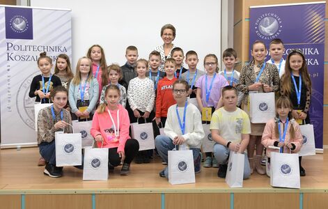 Najmłodsze studentki i studenci z nagrodami w konkursie na stroik świąteczny