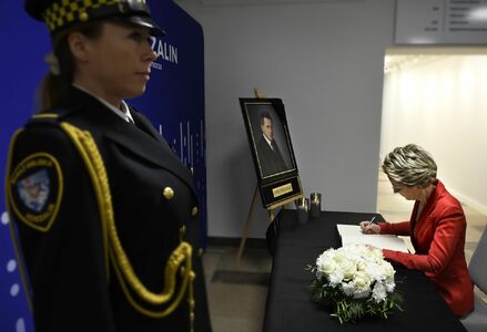 Rektor Politechniki Koszalińskiej dokonała wpisu do Księgi Kondolencyjnej upamiętniającej byłego prezydenta Koszalina 