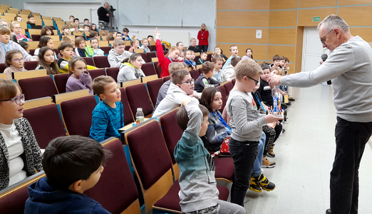 Ciekawe wykłady i zajęcia warsztatowe dla najmłodszych studentek i studentów 