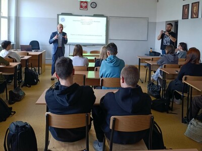 Wykładowcy Politechniki Koszalińskiej na Festiwalu "Asy Nauki" w Zespole Szkół Ekonomicznych w Słupsku