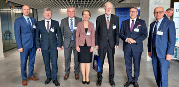 Rektor uczelni na konferencji o transformacji cyfrowej