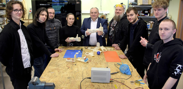 Studenci tworzą mechatroniczne protezy rąk