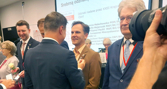 Prof. Jacek Domski z odznaczeniami przyznanymi przez samorządy zawodowe 